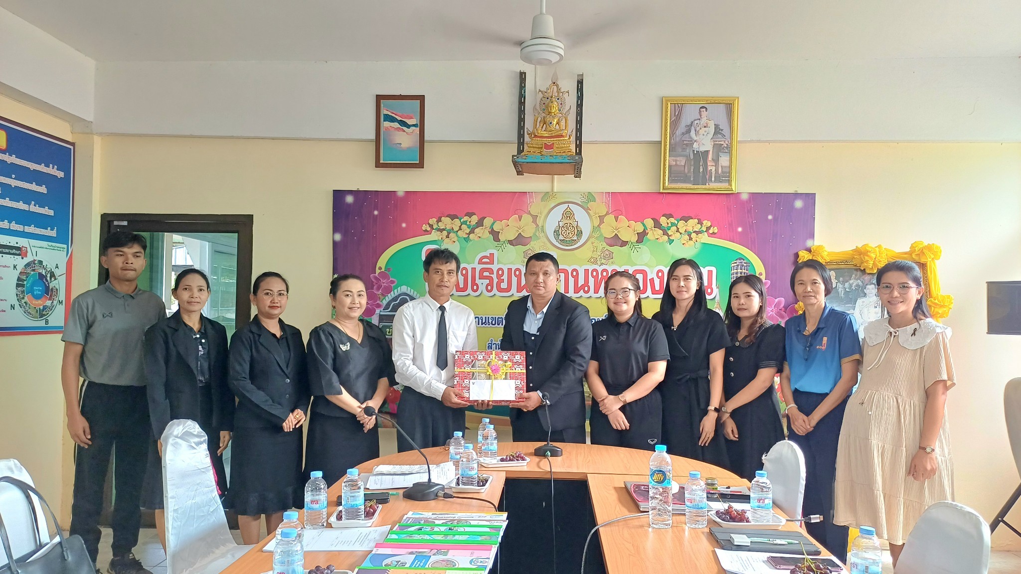 ผู้บริหาร​สถานศึกษา​ คณะครูและบุคลากรโรงเรียนบ้านหัวดง อำเภอโพนทราย จังหวัดร้อยเอ็ด มาศึกษาดูงาน และร่วมแลกเปลี่ยนเรียนรู้ในการจัดกิจกรรมการเรียนการสอนในชั้นเรียน รายวิชา คณิตศาสตร์, วิทยาศาสตร์และเทคโนโลยี, ภาษาไทย และวิชาภาษาอังกฤษ