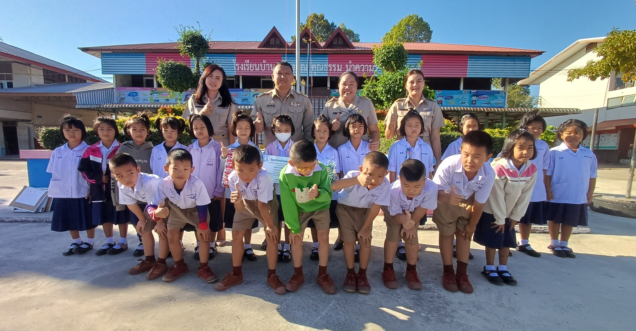 โรงเรียนบ้านหนองคูณ มอบรางวัลกิจกรรมประกวดห้องเรียน Super Clean ประจำเดือนพฤศจิกายน แก่ห้องเรียนที่ชนะเลิศ ได้แก่ ชั้นประถมศึกษาปีที่ 1???? ครูประจำชั้น คุณครูอุลัยพร หินซุย คุณครูปณิตา ศรีสุไชย