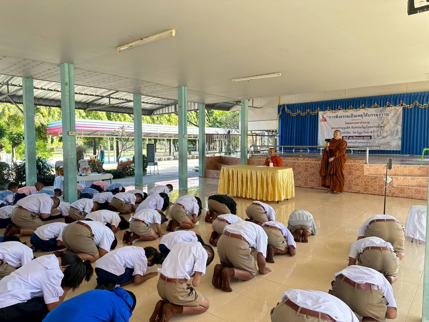 โรงเรียนบ้านหนองคูณ และญาติธรรม อุบาสก อุบาสิกา ชาวบ้านหนองคูณ จัดกิจกรรมฟังการบรรยายธรรม ในหัวข้อ "รู้แจ้งจิต : ปิดวัฏฏะในชาตินี้"???????????? บรรยายธรรมโดย พระมหานิรนาม พระมหาบุญเลิศ อินฺทปญฺโญ โดยการประสานงานของ คุณแม่ธิดา พนารินทร์ สนับสนุนโดย มูลนิธิตลาดยิ่งเจริญ และกลุ่มหมอรู้แจ้งจิต วันจันทร์ ที่ 22 เดือน ธันวาคม พ.ศ.2568 เวลา 09:00 น.???? ณ หอประชุมโรงเรียนบ้านหนองคูณ