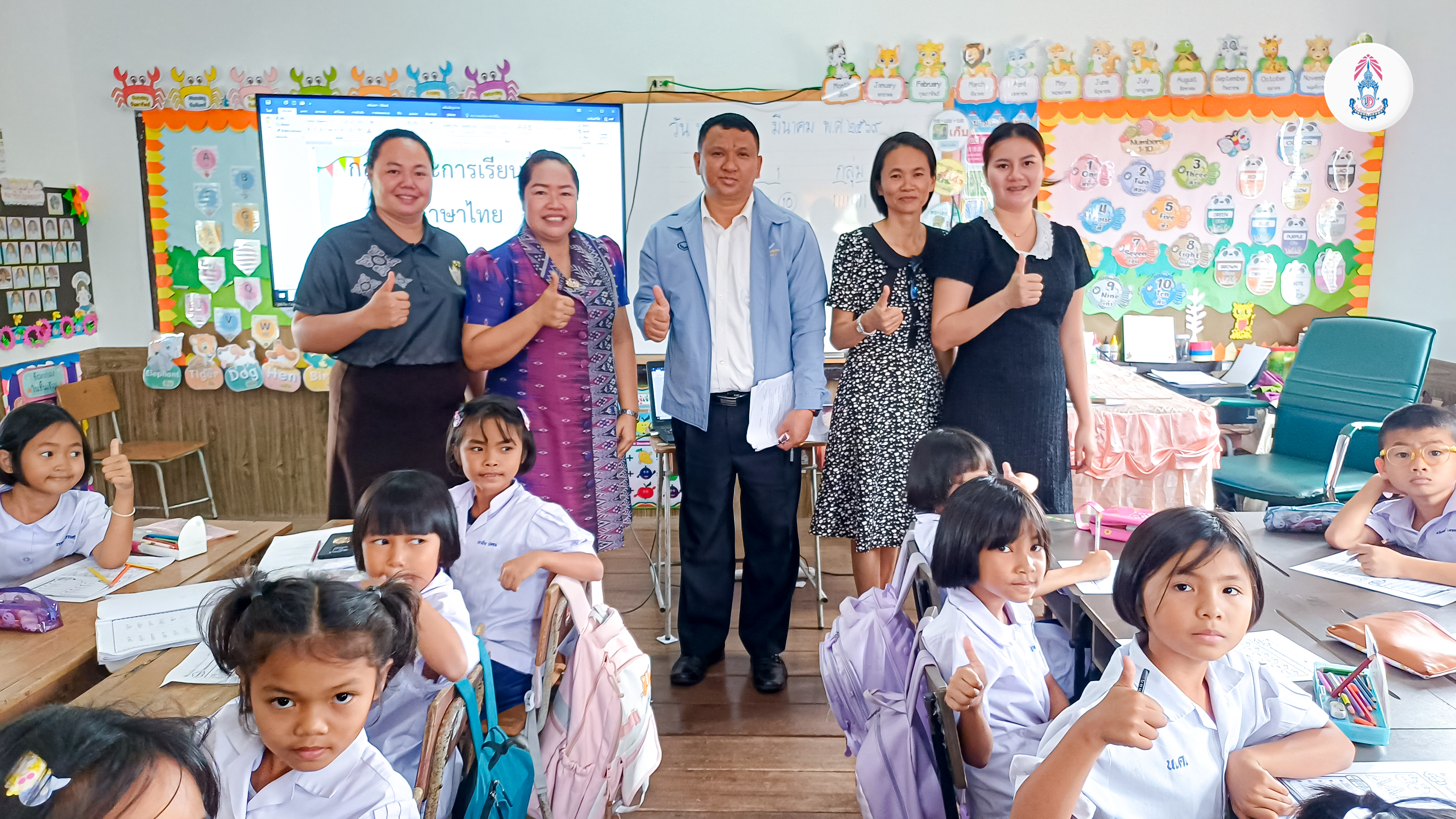 วันที่ 4 มีนาคม 2569 การดำเนินการสร้างโรงเรียนชุมชนแห่งการเรียนรู้(SLC : School as Learning Community) ปีงบประมาณ 2569 ครั้งที่ 2 สร้างความมั่นใจในคุณภาพการจัดการศึกษาของโรงเรียนบ้านหนองคูณ. นำโดย ผอ.สรรเสริญ กลิ่นพูน ครูสุมานี กลิ่นพูน ครูพนิดา เชิงหอม และครูสุภวัฒน์ สุพัฒ สังเกตและสะท้อนผลการจัดการเรียนรู้วิชาภาษาอังกฤษ ชั้นประถมศึกษาปีที่ 4 สอนโดย คุณครูบุหรัน ไชยงาม Model Teacher