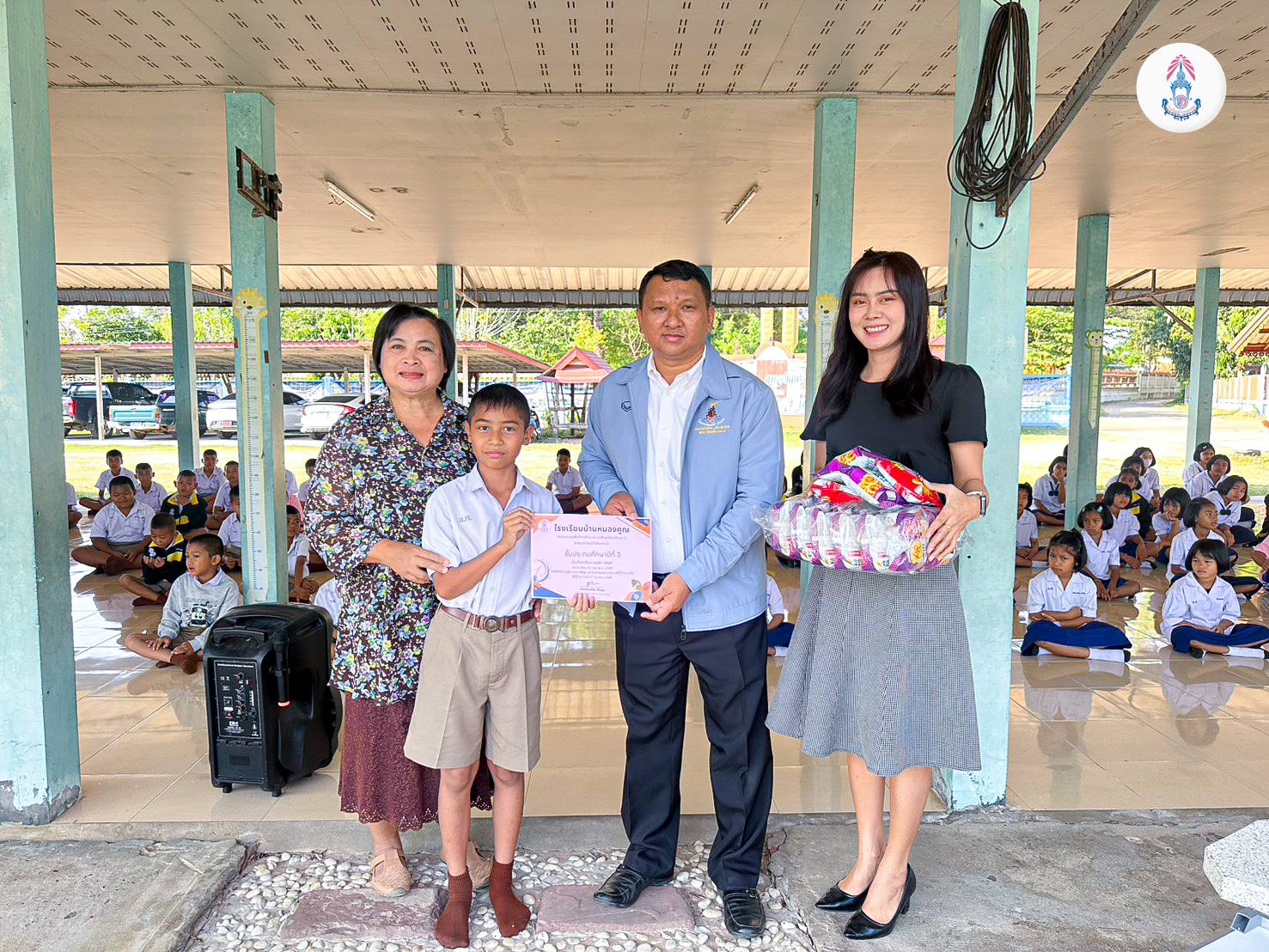 โรงเรียนบ้านหนองคูณ โดยท่าน ผอ.สรรเสริญ กลิ่นพูน ผู้อำนวยการโรงเรียน มอบรางวัลแก่ห้องเรียนที่มีความสะอาดที่สุด กิจกรรมห้องเรียน Super Clean ประจำเดือนมีนาคม ได้แก่ ห้องเรียนชั้นประถมศึกษาปีที่ 3