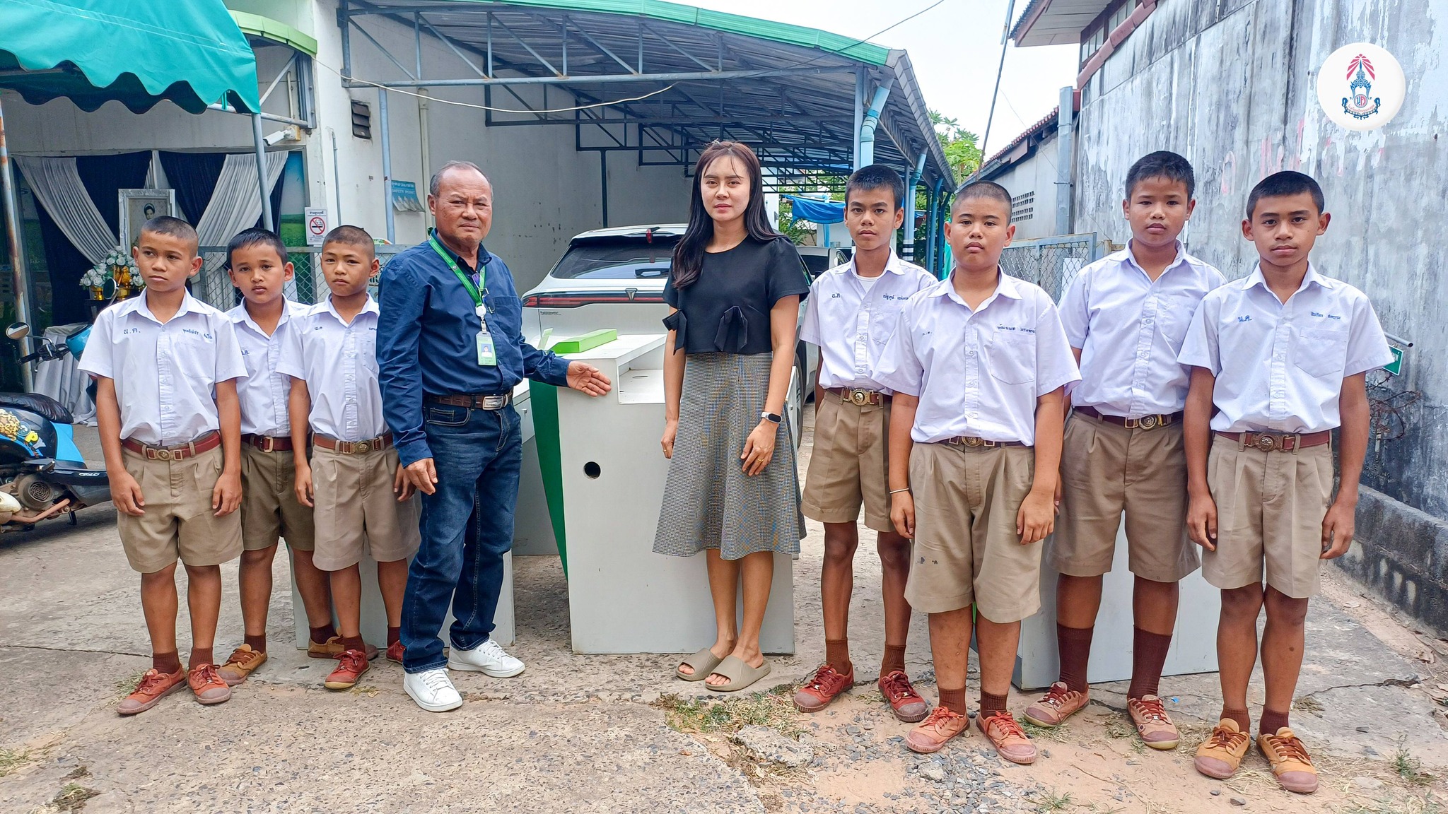 โรงเรียนบ้านหนองคูณ ขอขอบพระคุณ ผู้จัดการธนาคารเพื่อการเกษตรและสหกรณ์การเกษตร ธ.ก.ส. หนองฮี ให้ความอนุเคราะห์บริจาคชุดโต๊ะสำนักงาน เพื่อใช้ในการจัดการเรียนการสอน และการพัฒนาหน่วยงาน จำนวน 8 ชุด ขอขอบพระคุณครับ