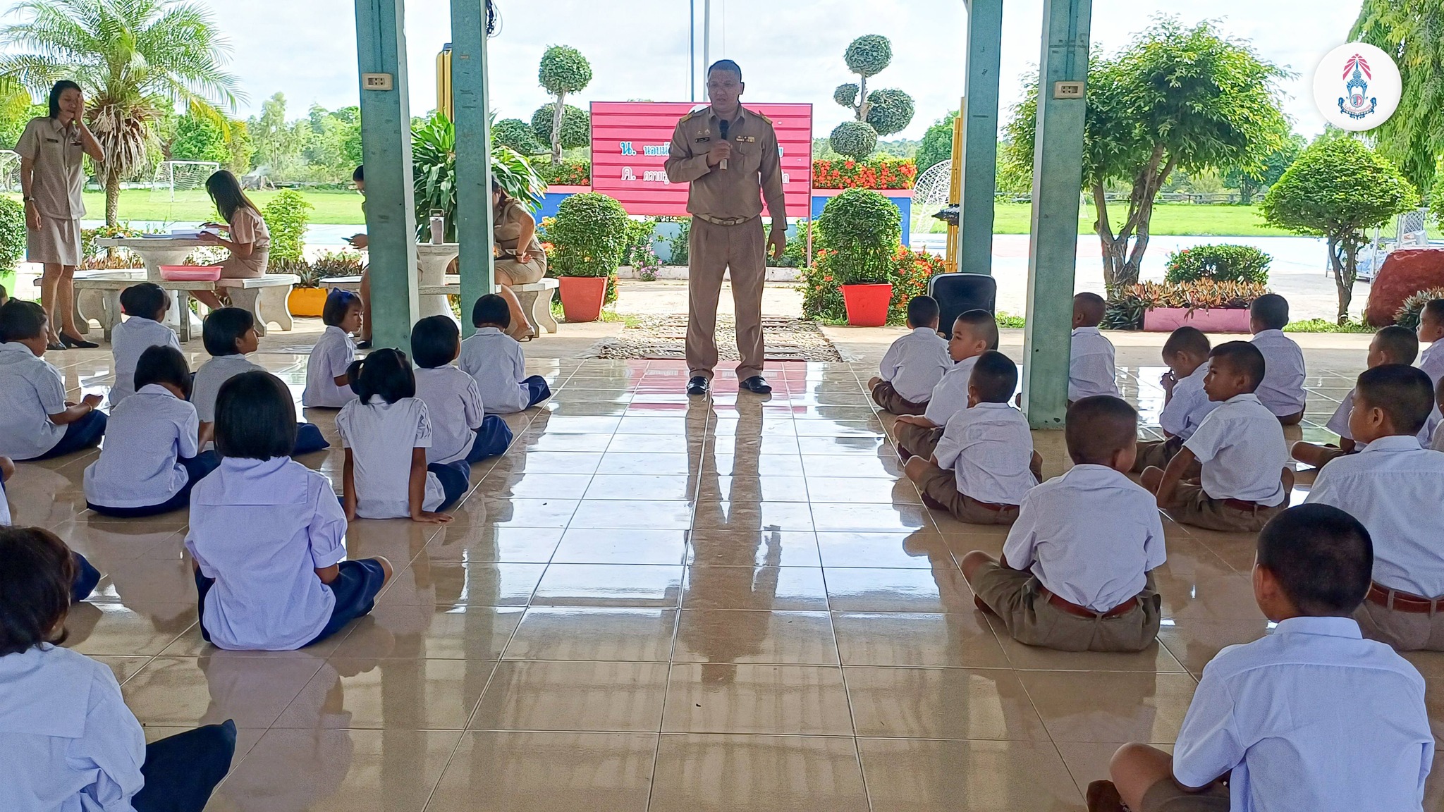 บรรยากาศกิจกรรมหน้าเสาธงวันเปิดภาคเรียน ปีการศึกษา 2569 นำโดย ท่าน ผอ.สรรเสริญ กลิ่นพูน ผู้อำนวยการโรงเรียนบ้านหนองคูณ กล่าวต้อนรับพร้อมให้โอวาท แง่คิด แนวทางการเรียนให้ประสบผลสำเร็จ