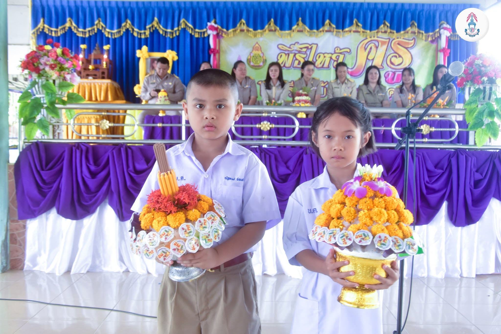วันพฤหัสบดี ที่ 3 มิถุนายน 2569 โรงเรียนบ้านหนองคูณ จัดกิจกรรมพิธีไหว้ครู ประจำปีการศึกษา 2569 เพื่อสะท้อนถึง ความกตัญญูกตเวที โดยศิษย์แสดงความเคารพ ระลึกถึงพระคุณ และฝากตัวเป็นศิษย์ เพื่อรับการถ่ายทอดวิชาความรู้ อบรมสั่งสอนให้เป็นคนดีมีคุณธรรม และพร้อมเริ่มต้นปีการศึกษาด้วยจิตใจที่นอบน้อม