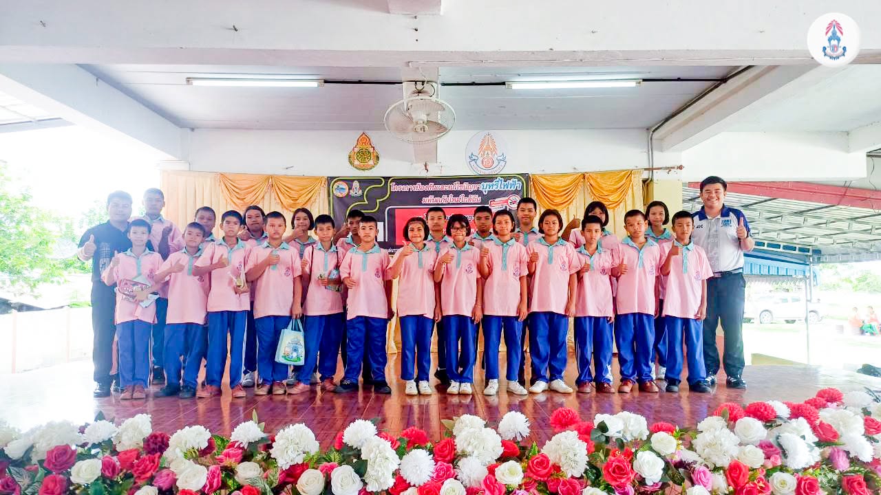 วันศุกร์ ที่ 17 กรกฎาคม 2569 โรงเรียนบ้านหนองคูณ นำนักเรียนชั้นประถมศึกษาปีที่ 6 เข้ร่วมอบรม "โครงการป้องกันและแก้ไขปัญหาบุหรี่ไฟฟ้ามหัตภัยใหม่ใกล้ฉัน" กลุ่มตำบลเด่นราษฎร์ จัดอบรมโดย องค์การบริหารส่วนตำบลเด่นราษฎร์ โดยมี นายกพูนศรี โกกะบูรณ์ นายกองค์การบริหารส่วนตำบลเด่นราษฎร์ เป็นประธานในพิธี วิทยากรบรรยาย : คุณหมออำไพ สิทธิศรีจันทร์ ผู้อำนวยการโรงพยาบาลส่งเสริมสุขภาพประจำตำบลบ้านเด่นราษฎร์ ณ โรงเรียนเด่นราษฎร์วิทยา