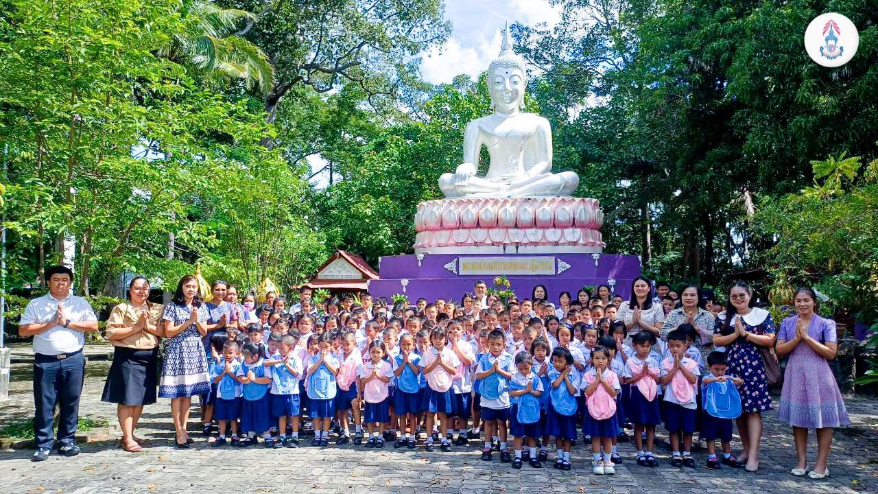 วันจันทร์ ที่ 27 กรกฎาคม 2569 โรงเรียนบ้านหนองคูณ นำโดย ผอ.สรรเสริญ กลิ่นพูน ผู้อำนวยการโรงเรียน คณะครู บุคลากร และนักเรียน ร่วมทำบุญถวายเทียนพรรษา ผ้าอาบน้ำฝนพร้อมจตุปัจจัย ถวายแด่พระภิกษุสงฆ์วัดไทรทอง บ้านหนองคูณ และเวียนเทียนรอบอุโบสถ เนื่องในวันอาสาฬหบูชาและวันเข้าพรรษา ประจำปี 2569 ขออานิสงส์ผลบุญ หนุนนำให้ทุกท่านเจริญด้วยสติ สมาธิ ปัญญา ปราศจากทุกข์ โศก โรคภัยทั้งปวงเทอญ