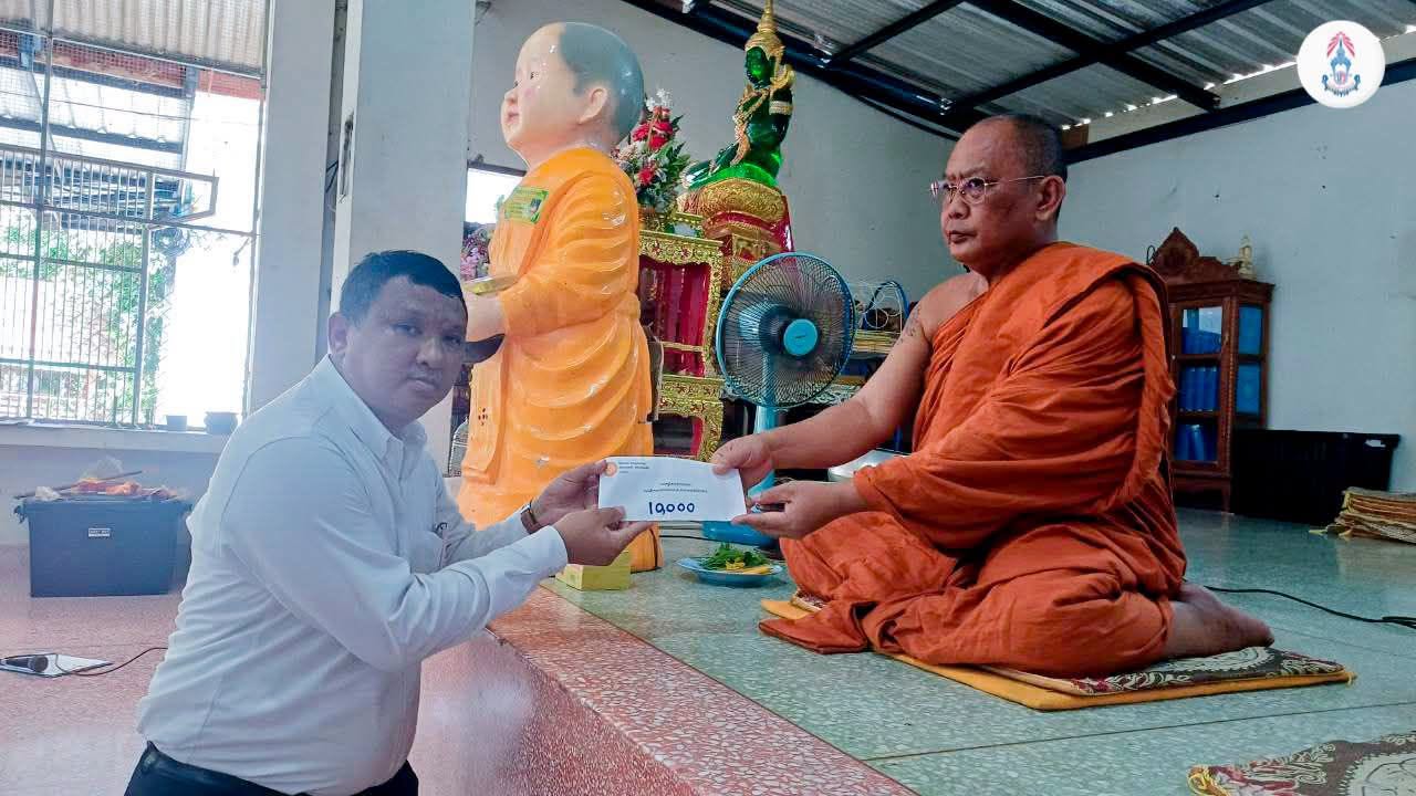 กราบอนุโมทนาสาธุ ท่านพระครูวิสาลสุวรรณคุณ( พระชาตรี วิสารโท ) รองเจ้าคณะอำเภอหนองฮี เจ้าอาวาสวัดไทรทอง บ้านหนองคูณ มอบเงินจำนวน 10,000 บาท ให้กับ โรงเรียนบ้านหนองคูณ ไว้ใช้ในกิจกรรมแข่งขันทักษะวิชาการ และสนับสนุนทีมฟุตบอล หนองคูณอะคาเดมี่ กราบอนุโมทนาสาธุครับ